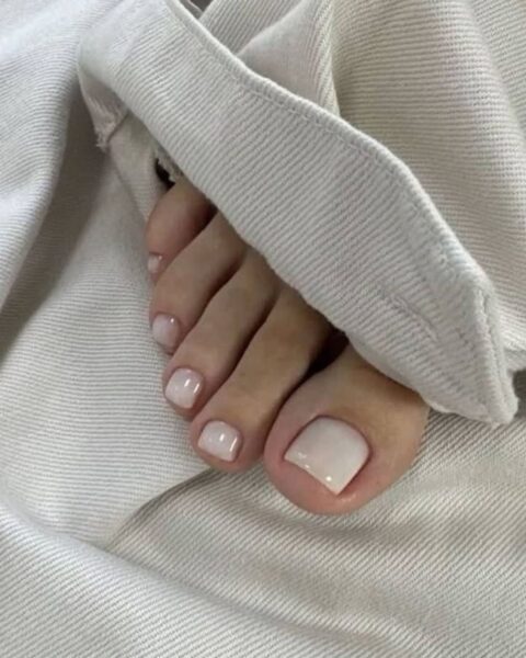 Pedicure na&nbsp;pierwszą połowę lutego 2026 – zimowy detal, który&nbsp;robi większą różnicę, niż myślisz