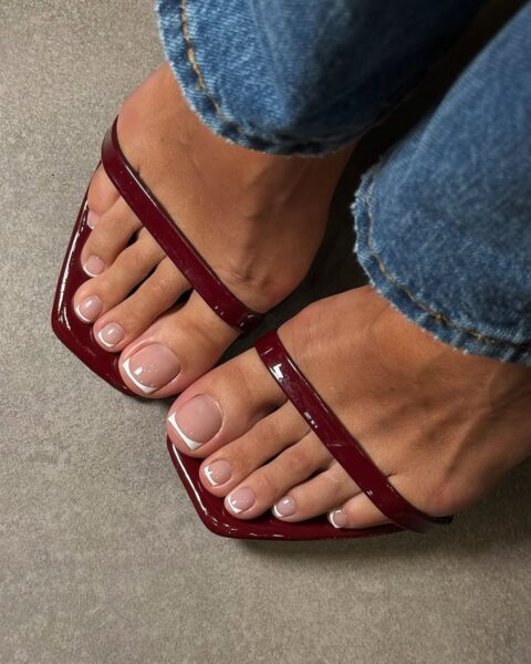 Pedicure na&nbsp;wiosnę 2026 – kolory i&nbsp;trendy, które musisz poznać zanim odsłonisz stopy