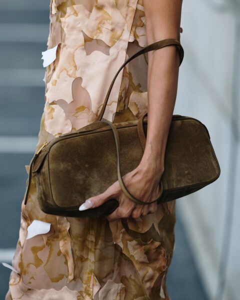 Zamszowe torebki na&nbsp;wiosnę 2026 – te&nbsp;modele sprawią, że&nbsp;look wygląda modowo