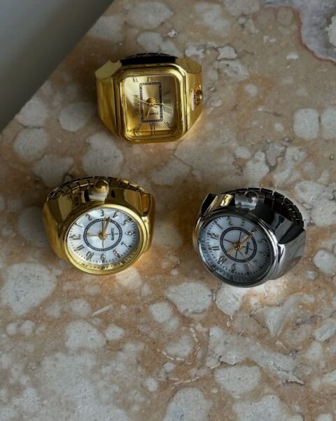 Zegarek na&nbsp;pierścionku wraca do&nbsp;mody. Dlaczego w&nbsp;2026 roku wszyscy chcą nosić czas na&nbsp;palcu?