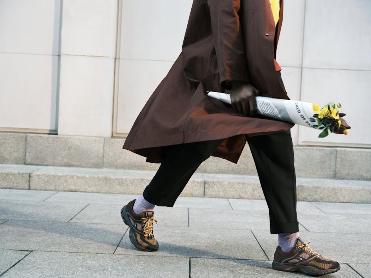 Czarne sneakersy w nowej odsłonie. Sprawdź, dlaczego to one są bazą szafy kapsułowej