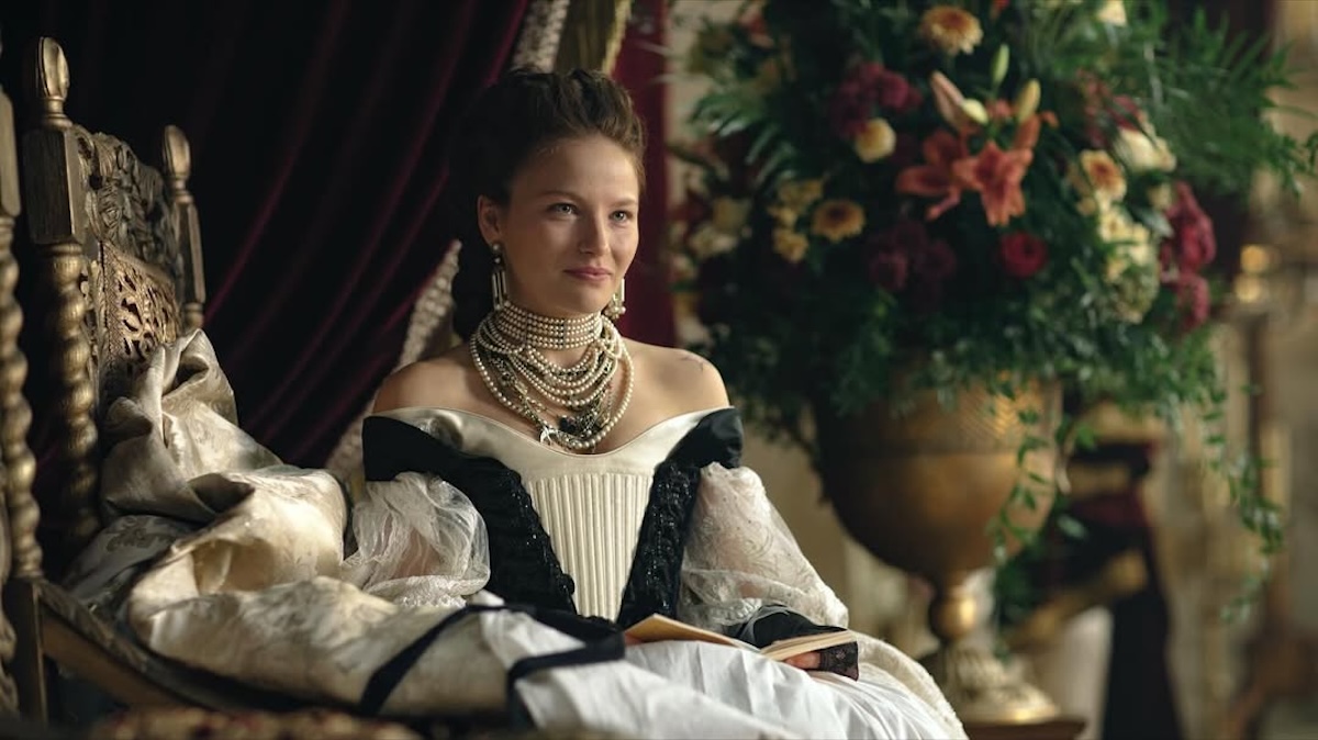 Od monarchii po zakazane romanse. Oto najlepsze dramaty kostiumowe dostępne na Netflixie