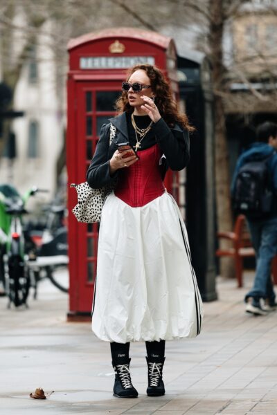 Trendy z&nbsp;Londynu 2026: 7 propozycji z&nbsp;London Fashion Week, które będziemy nosić non stop