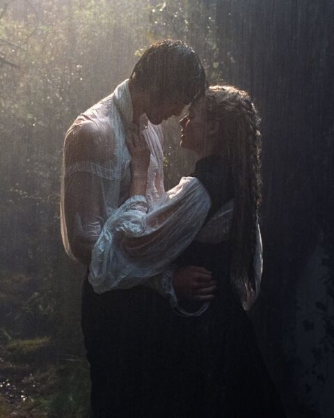 Nowe „Wichrowe Wzgórza” dzielą widzów. Co&nbsp;zmieniła Emerald Fennell?