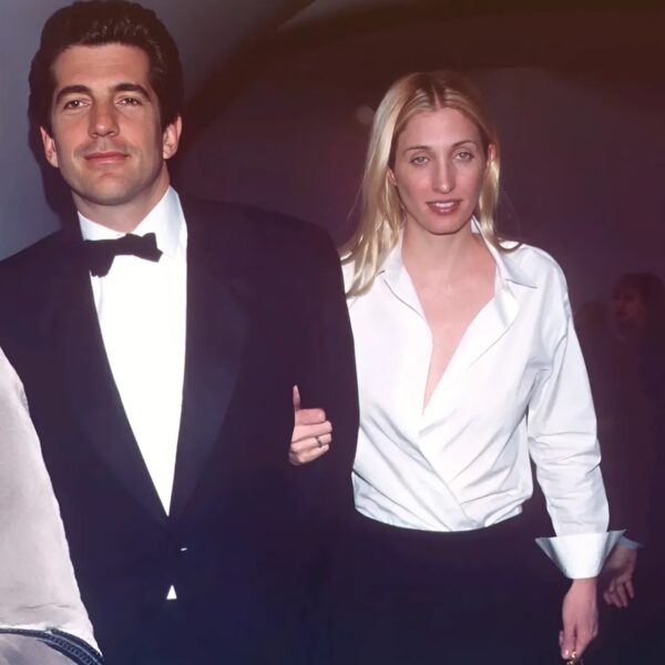 Pierścionek zaręczynowy Carolyn Bessette-Kennedy był inny niż wszystkie. Ten detal zaskakuje do&nbsp;dziś