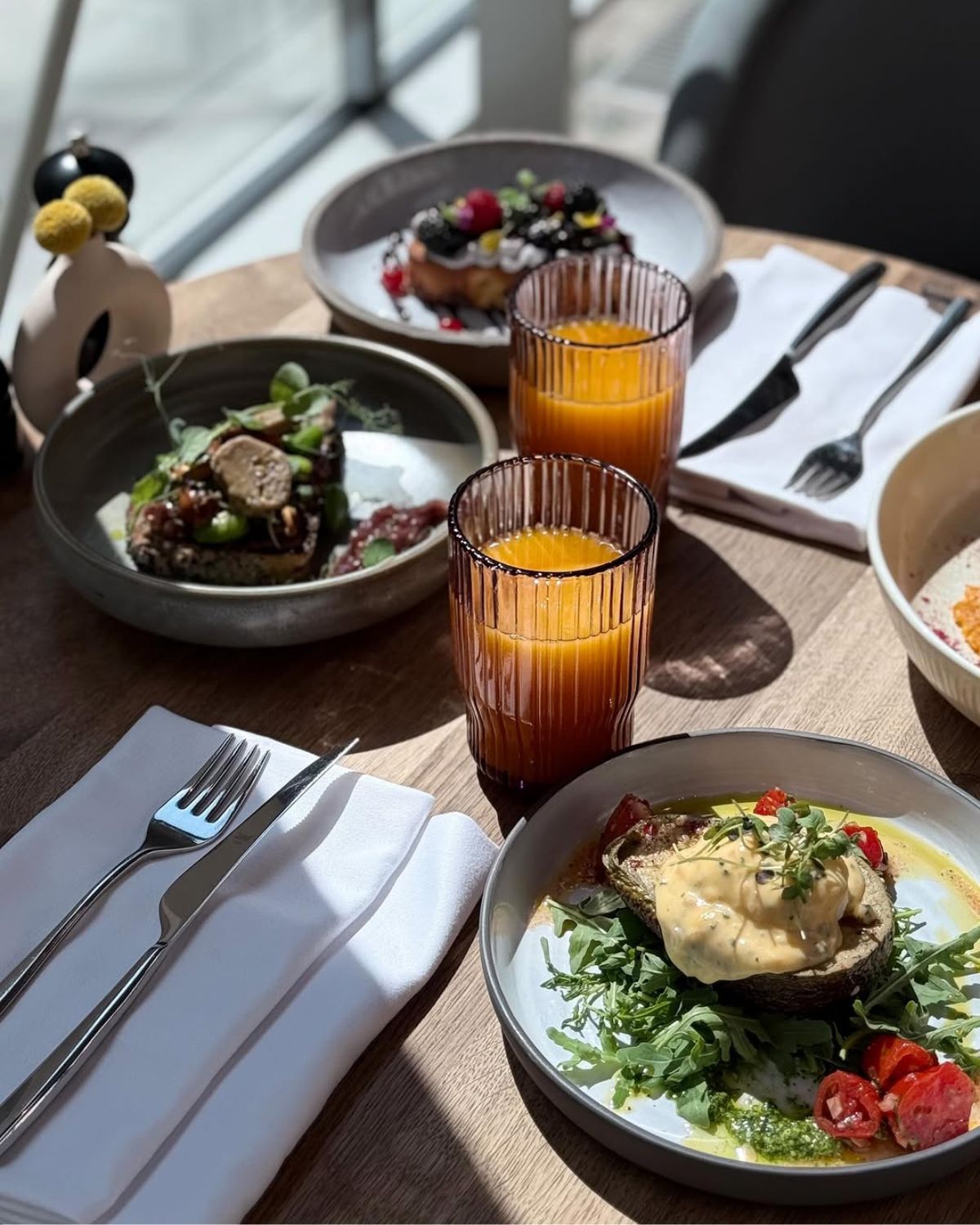 Gdzie iść na kolację na Dzień Kobiet w Warszawie? Oto restauracje idealne na świętowanie 8 marca