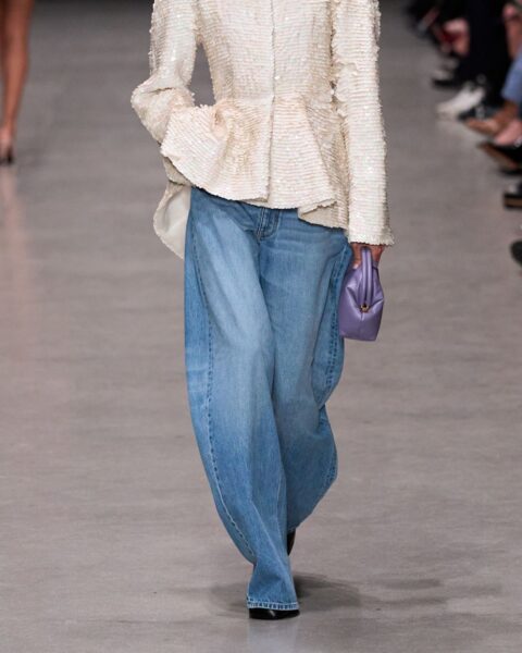 Jak nosić denim? Trendy na&nbsp;wiosnę 2026, które podpatrzyłyśmy na&nbsp;pokazach mody