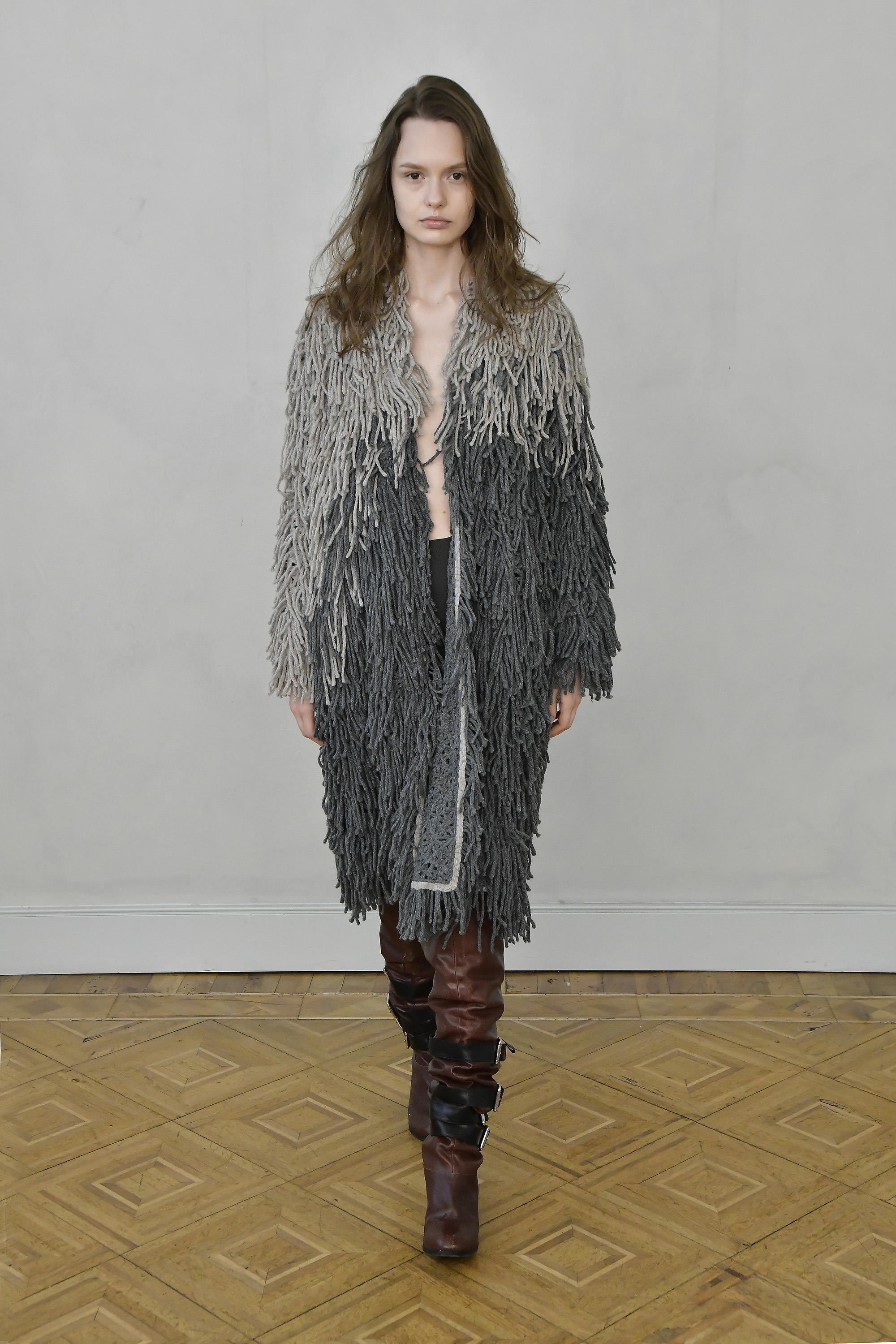 Pé de Chumbo pokazuje kolekcję jesień–zima 2026/27. Portugalska marka stawia na rzemiosło i strukturalne sylwetki w Mediolanie