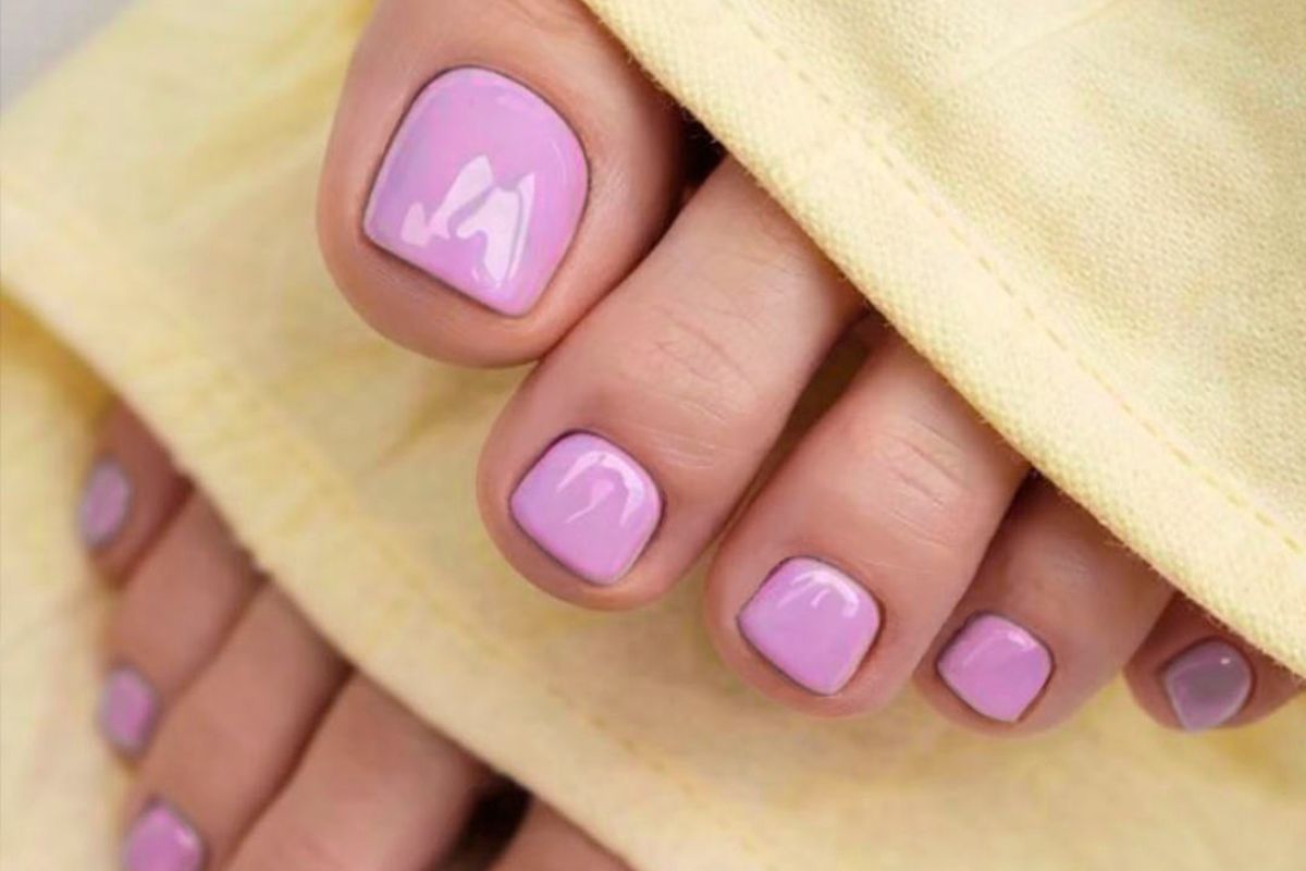 Pedicure na kwiecień 2026 – wiosna zaczyna się od stóp, a pedicure to już must-have