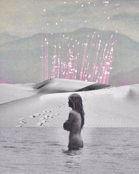 Surrealistyczny kolaż utrzymany w estetyce vintage i ziarnistej teksturze. Na pierwszym planie widać czarno-białą sylwetkę kobiety o długich włosach, zanurzonej do pasa w wodzie i ustawionej profilem. W tle rozciągają się jasne wydmy pustynne z wyraźnymi śladami stóp, a nad nimi górują zamglone pasma górskie. Najbardziej charakterystycznym elementem jest różowa, świetlista kaskada pionowych linii i punktów przypominających cyfrowe ziarno lub deszcz światła, która zdaje się wyłaniać zza wydm, kontrastując z chłodną, szaro-niebieską kolorystyką nieba i gór. Całość tworzy nastrojową, oniryczną kompozycję o artystycznym charakterze.