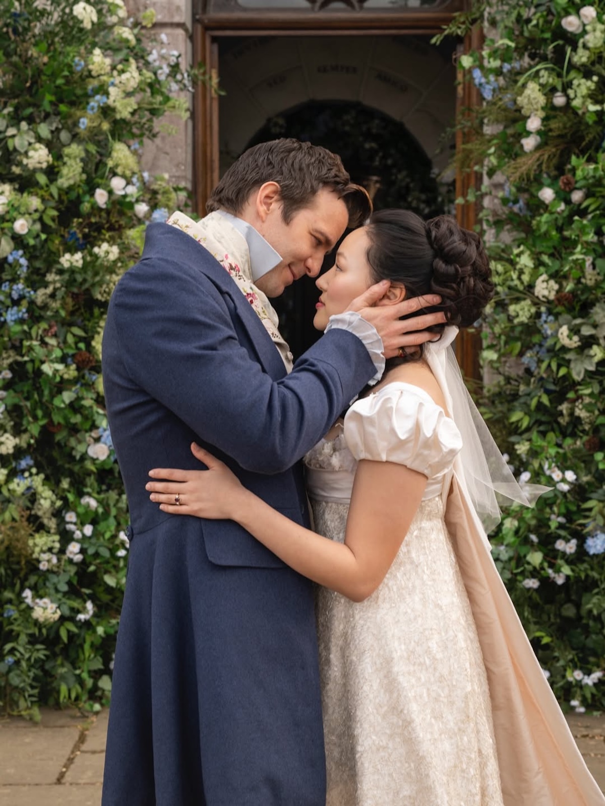 Netflix pominął istotny wątek. Tak naprawdę kończy się historia Benedicta i Sophie z „Bridgertonów”