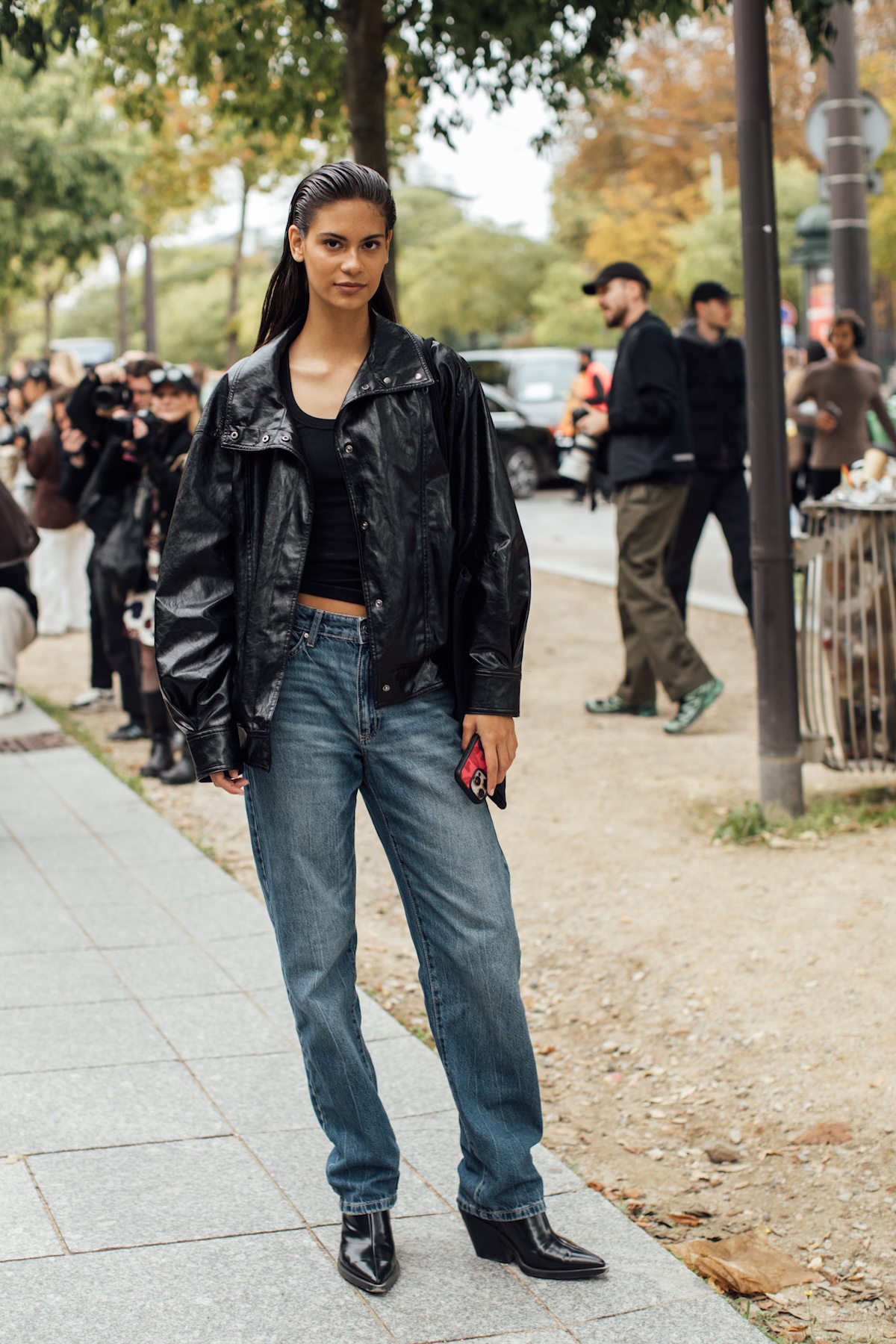 Modne jeansy z lat 90. wracają w wielkim stylu. W 2026 roku nosimy tylko te fasony