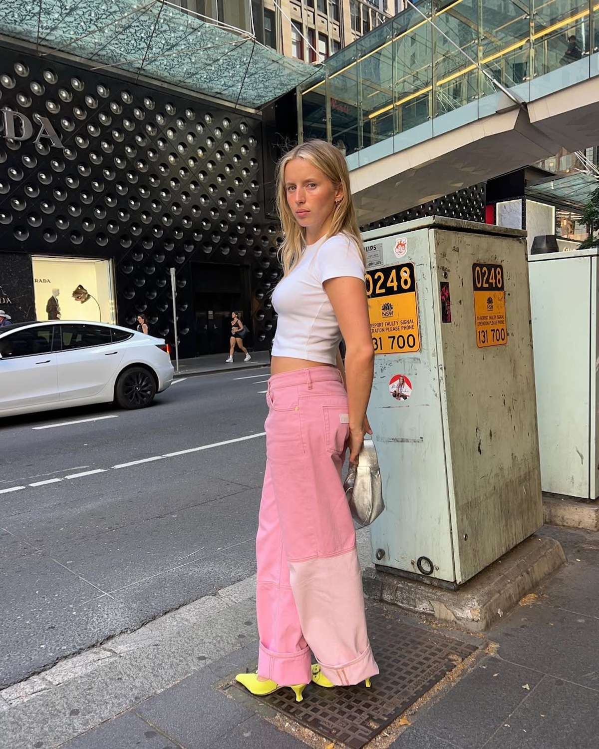 Zapomnij o klasycznym denimie. Różowe jeansy rządzą wiosną 2026