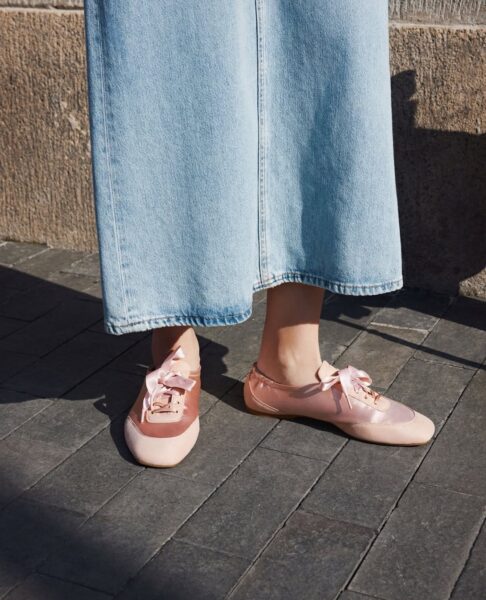 Koniec masywnych sneakersów. Sneakeriny przejmują modę na wiosnę 2026