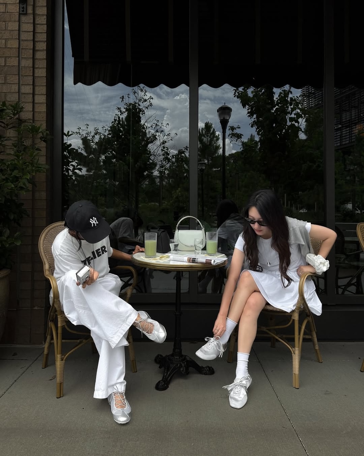 Koniec masywnych sneakersów. Sneakeriny przejmują modę na wiosnę 2026