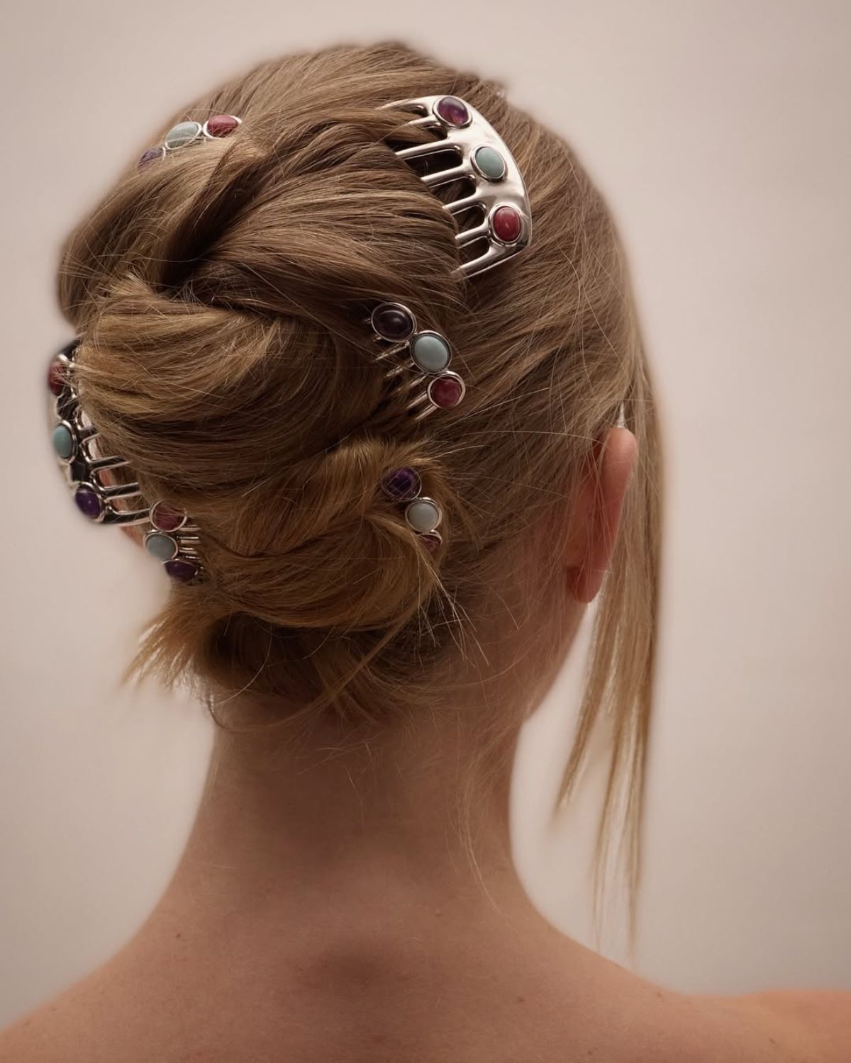 Koniec minimalizmu? Akcesoria do włosów na wiosnę 2026 wracają w wielkim stylu