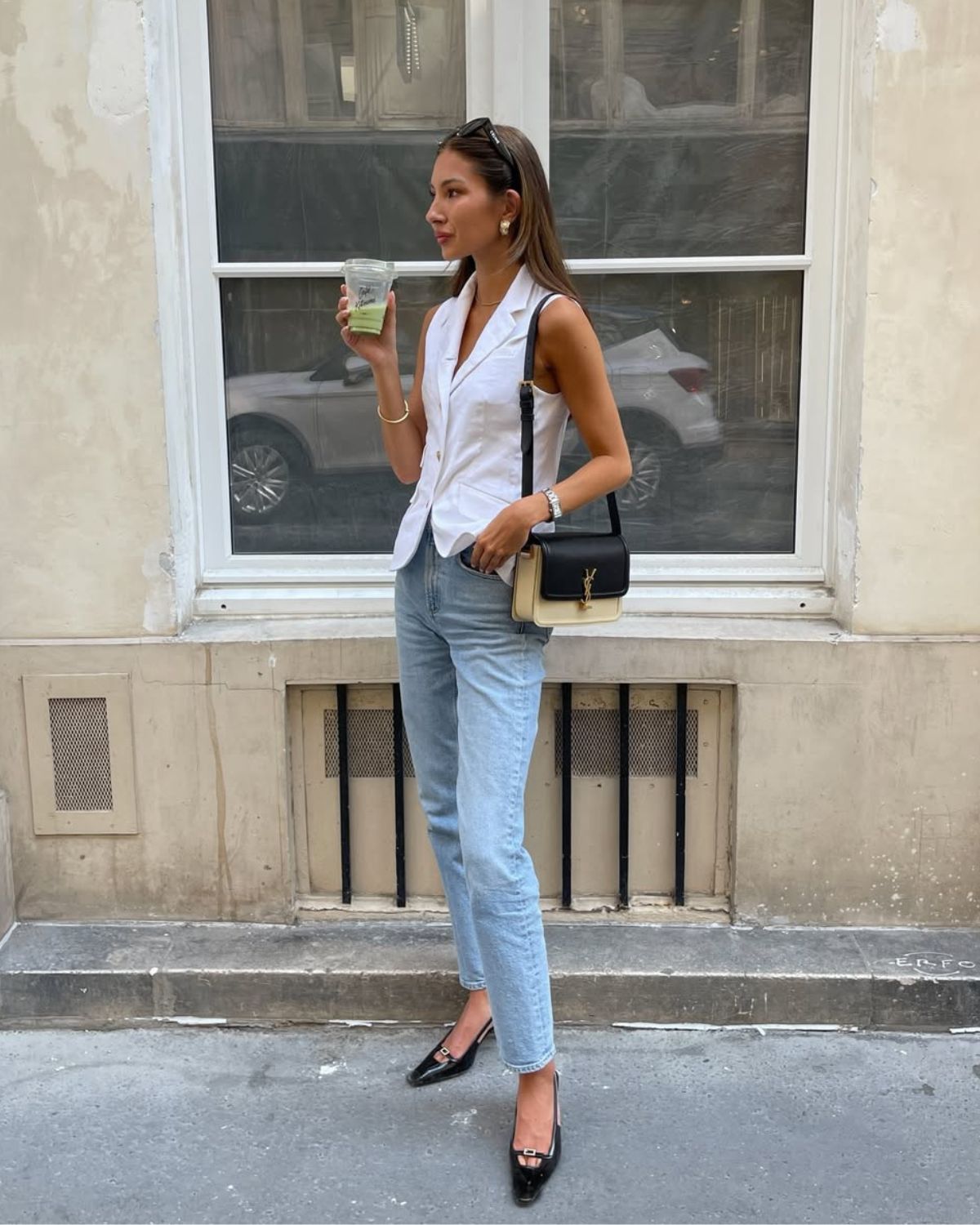 Możesz nosić jeansy na ciepłe dni. Co sprawdza się w upale, a co tylko dobrze wygląda na zdjęciach?