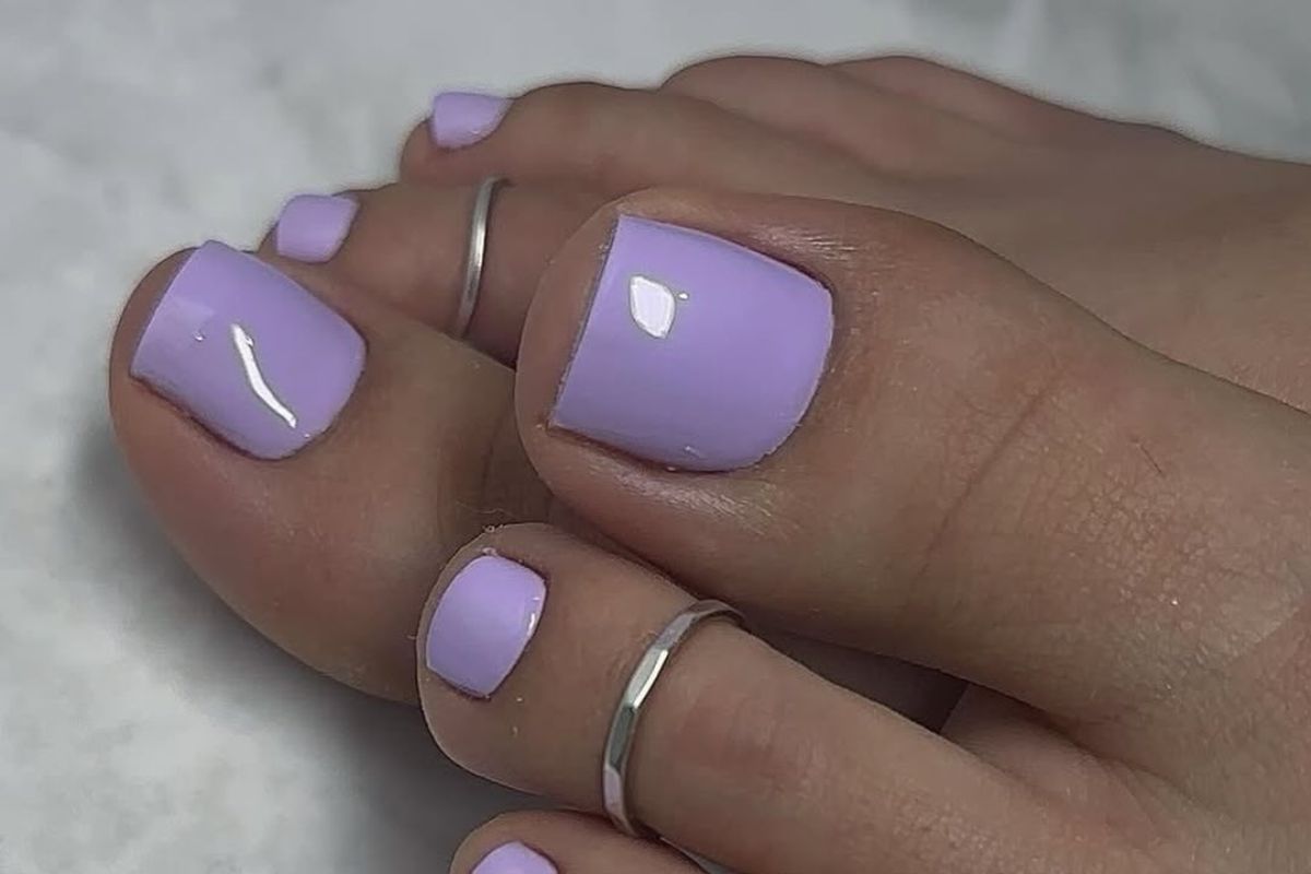 Liliowy pedicure na wiosnę 2026 – to będzie ulubiony odcień Polek w nowym sezonie