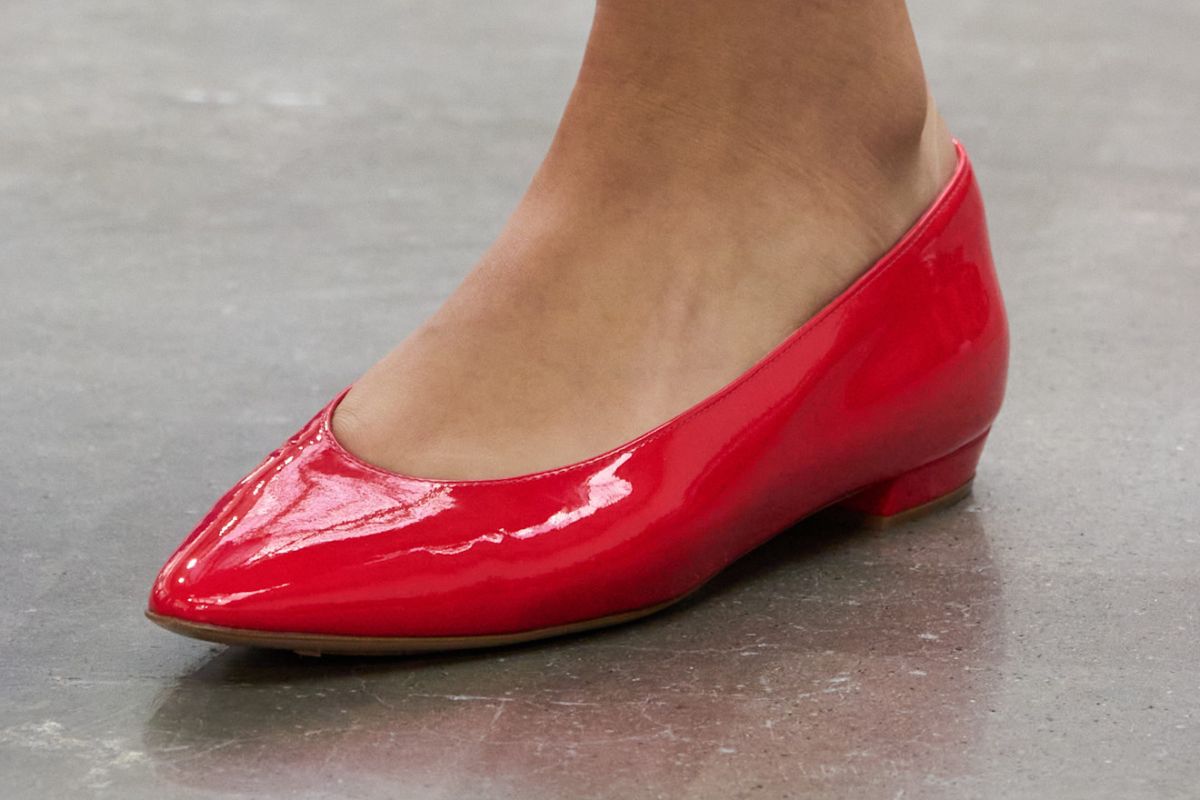 Myślisz, iż czarne baleriny to klasyk? Modne kolory balerin na wiosnę 2026 pokazują coś zupełnie innego