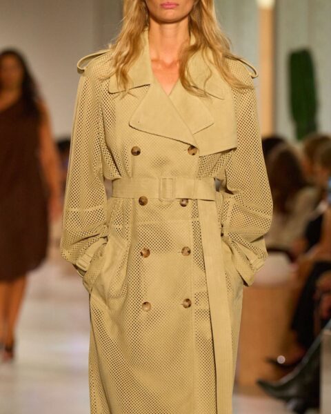 Modne płaszcze na wiosnę 2026 – zmiana proporcji, materiałów i podejścia do płaszczy