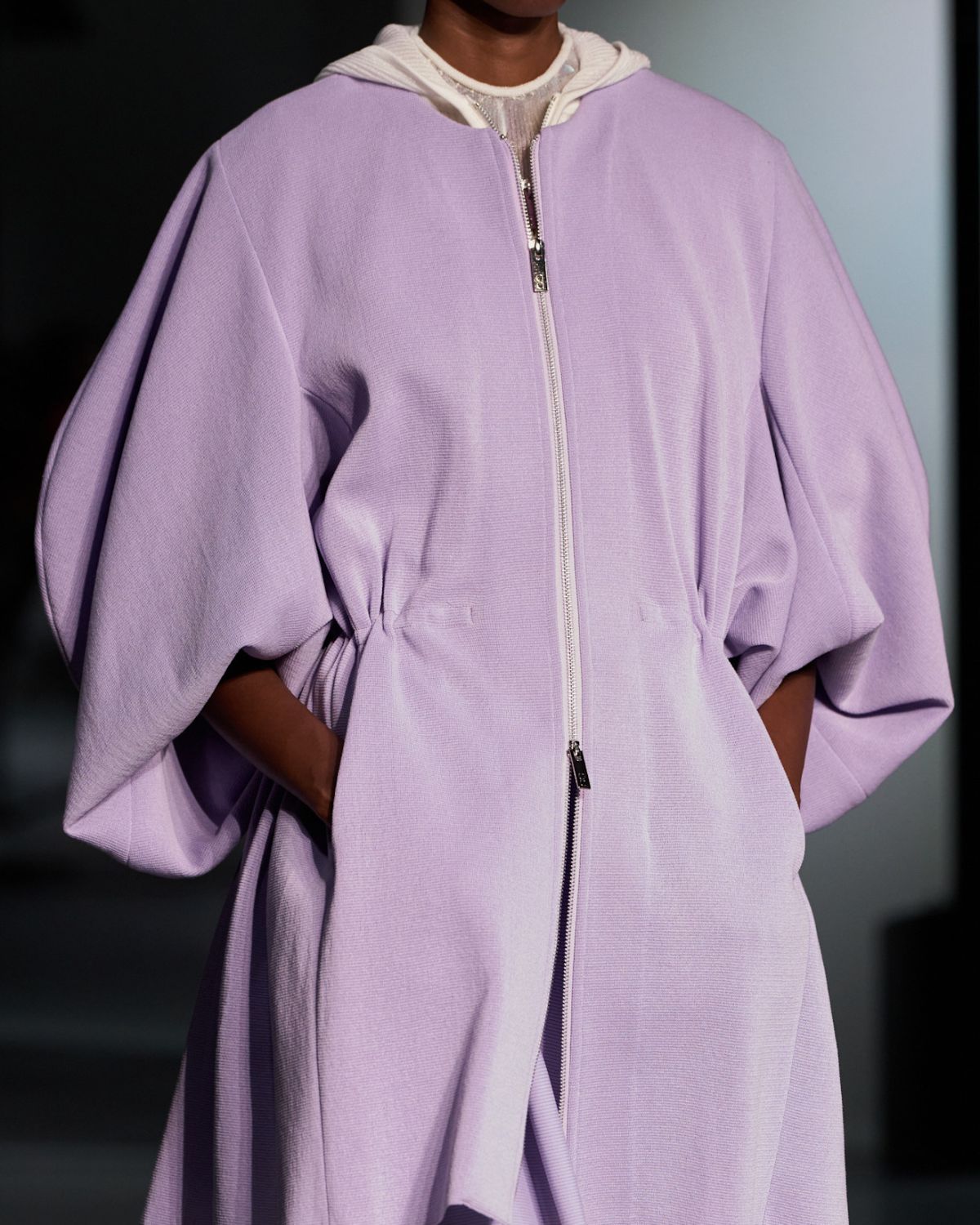 Modne płaszcze na wiosnę 2026 – zmiana proporcji, materiałów i podejścia do płaszczy