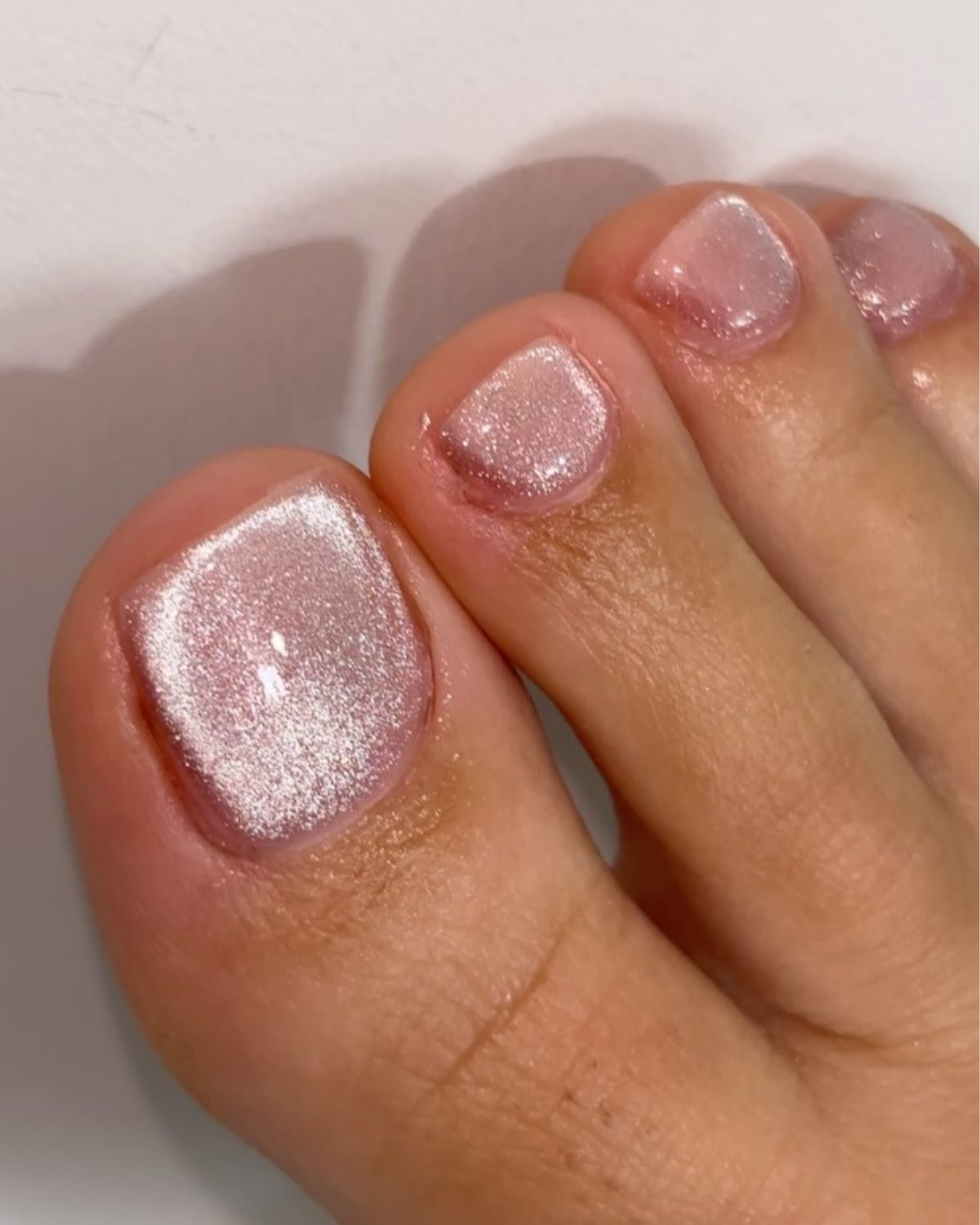 Pedicure Cat-Eye: wygląda luksusowo czy tandetnie? Wszystko zależy od jednego szczegółu