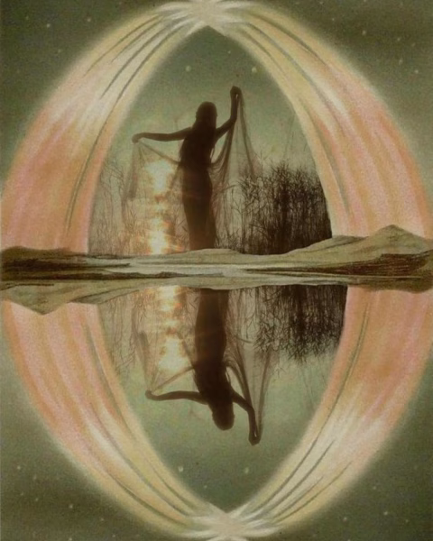 Mistyczny, surrealistyczny collage lub rycina w stylu vintage, przedstawiająca centralną sylwetkę tańczącej kobiety w długiej sukni i z welonem, otoczonej dwiema wielkimi, półprzezroczystymi mandorlami lub bramami w kształcie elipsy o barwie bladoróżowej i złotej. Postać stoi na brzegu odbijającej wody, pośród cyprysów i roślinności. Obraz jest symetryczny względem osi poziomej: dolna połowa jest lustrzanym odbiciem tańczącej kobiety, drzew, brzegu oraz świetlistych bram. Całość utrzymana w stonowanej, patynowanej tonacji zieleni, różu i ochry, na tlenionym, teksturowanym papierze przypominającym starą fotografię.