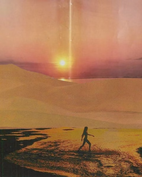 Surrealistyczny, ziarnisty kolaż w stylu vintage, przedstawiający pustynny krajobraz. Na pierwszym planie, u podnóża wielkich, złocistych wydm, kroczy bosa sylwetka kobiety w stroju kąpielowym, odbita w błotnistej kałuży. W tle, nad wydmami, unosi się jaskrawe, brzoskwiniowe słońce nad linią wody (być może morza), od którego pionowo w górę bije wąski promień światła. Niebo ma ciepły, różowo-pomarańczowy odcień zachodu. Cała kompozycja ma wyraźną fakturę starego, nasyconego kolorem papieru i widoczne niedoskonałości krawędzi wycinanek, co nadaje jej oniryczny, analogowy charakter.