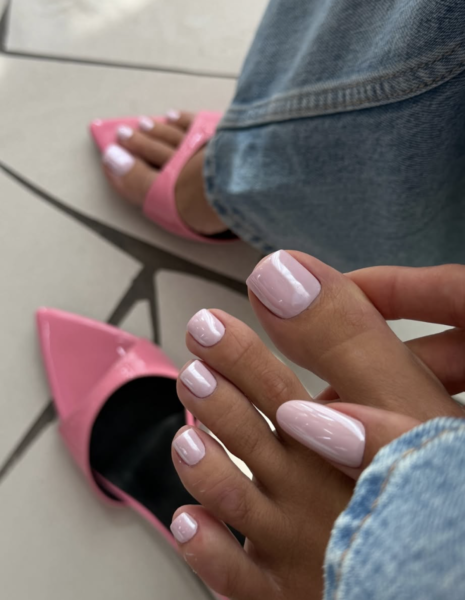 Wyglądają jak „milion dolarów”. 10 stylizacji pedicure na maj 2026 w stylu Quiet Luxury.