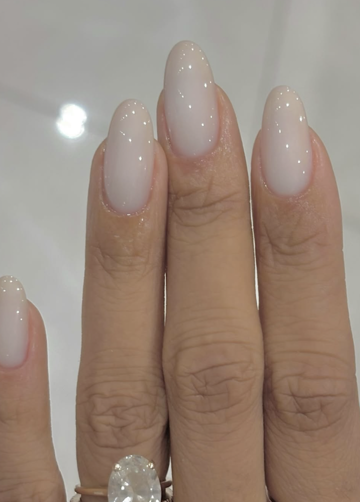 Naturalny efekt, o który pytają wszyscy – press-on nails to ulubiony trik it-girls na luksusowy manicure w 15 minut