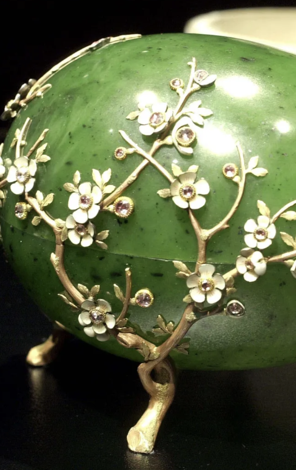 Liliowe ombre i diamenty za fortunę. Oto najdroższe pisanki świata, które kosztują więcej niż prywatna wyspa