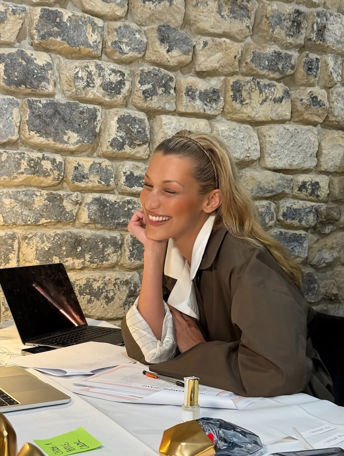 Cienkie opaski wracają. Bella Hadid już nosi najbardziej dyskretny trend wiosny i lata 2026