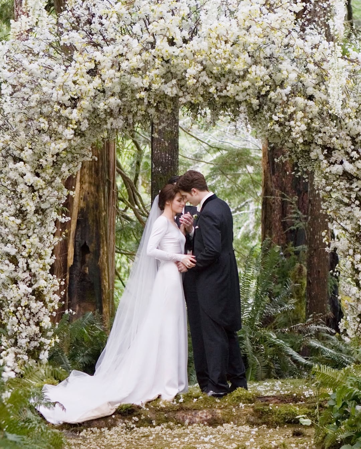 Od Carrie Bradshaw po Bellę Swan. Te kultowe suknie ślubne z filmów przeszły do historii