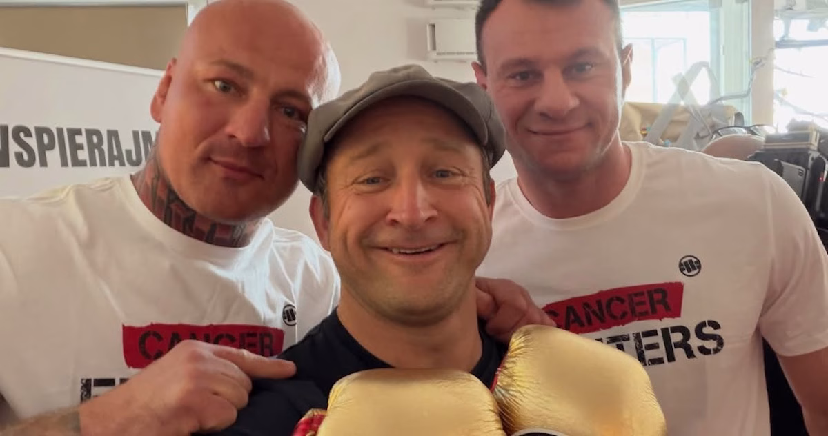 Trzech uczestników akcji Cancer Fighters pozuje razem w trakcie streamu Łatwoganga, jeden z nich trzyma złote rękawice bokserskie. Zdjęcie dobrze oddaje atmosferę wydarzenia i pokazuje, kto był na streamie Łatwoganga oraz jak szerokie wsparcie miała ta inicjatywa.