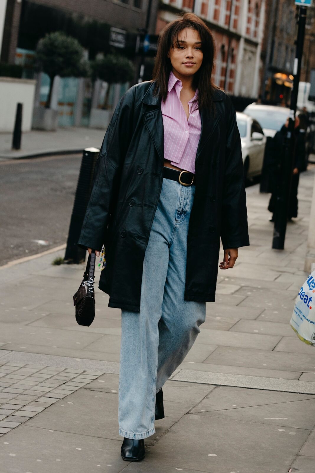 Modne jeansy z lat 80. wracają. Wiosną i latem 2026 zobaczysz je wszędzie