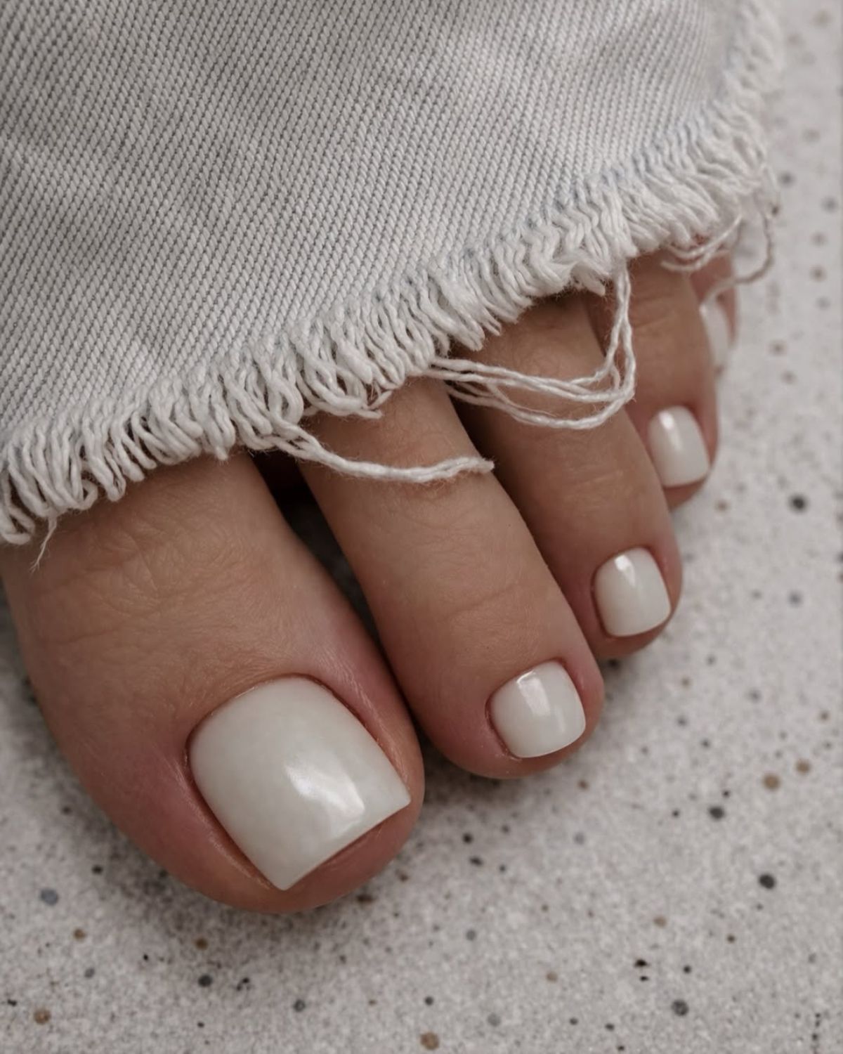 Ten trend ze Skandynawii noszą już wszystkie fashion girls. Kopenhaski pedicure to hit sezonu