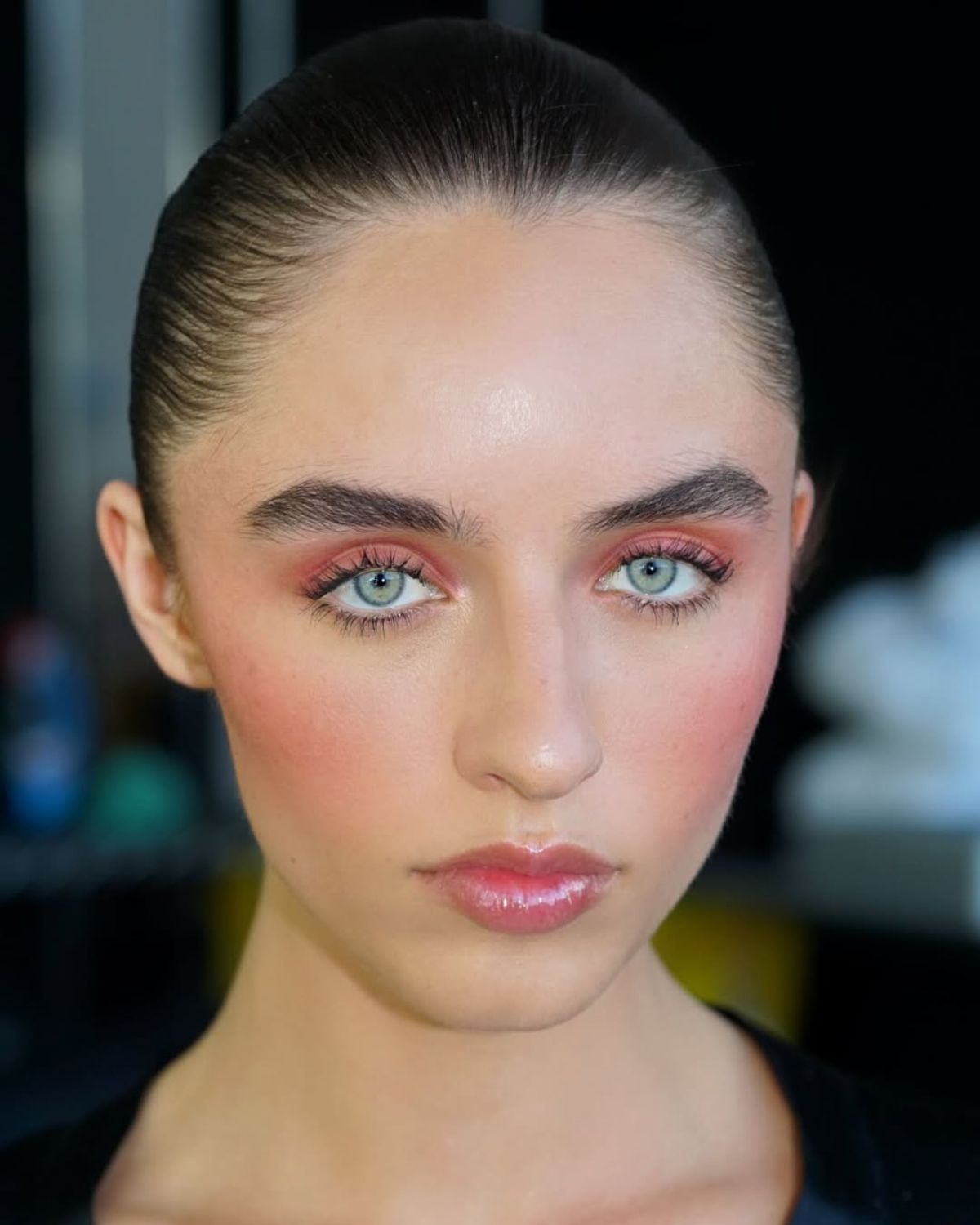 Modny kształt brwi 2026. Tak będą nosić brwi dziewczyny z branży beauty i fashion