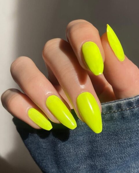 Niemodne kolory paznokci na lato 2026. Te odcienie postarzą manicure i zepsują nawet modną stylizację