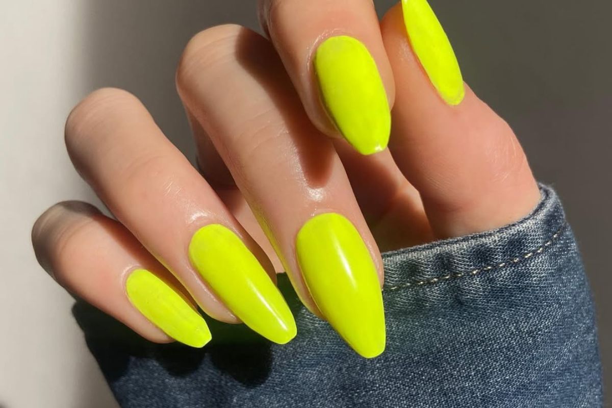 Niemodne kolory paznokci na lato 2026. Te odcienie postarzą manicure i zepsują choćby modną stylizację