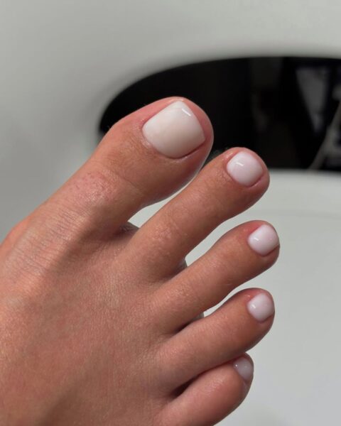 Norweski pedicure podbija salony beauty. Minimalistyczny trend zastępuje neonowe paznokcie