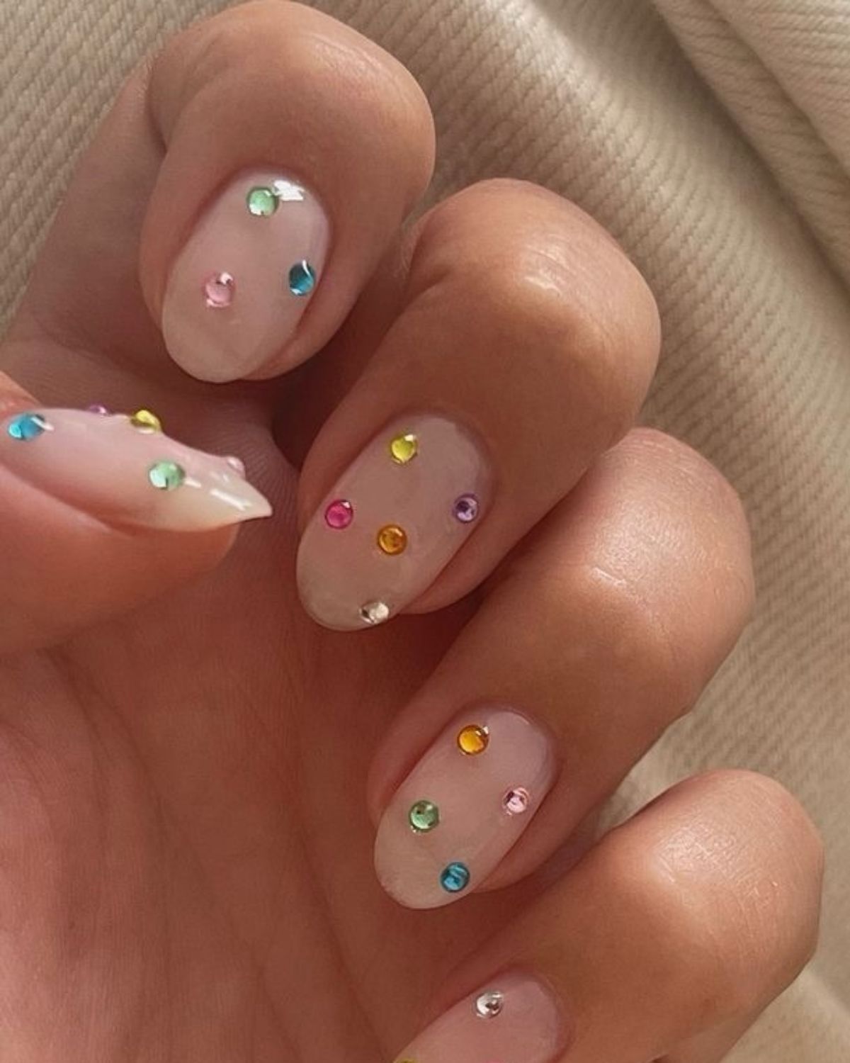 Paznokcie na lato 2026 zmieniają zasady gry. Jeden trend już dominuje w salonach manicure