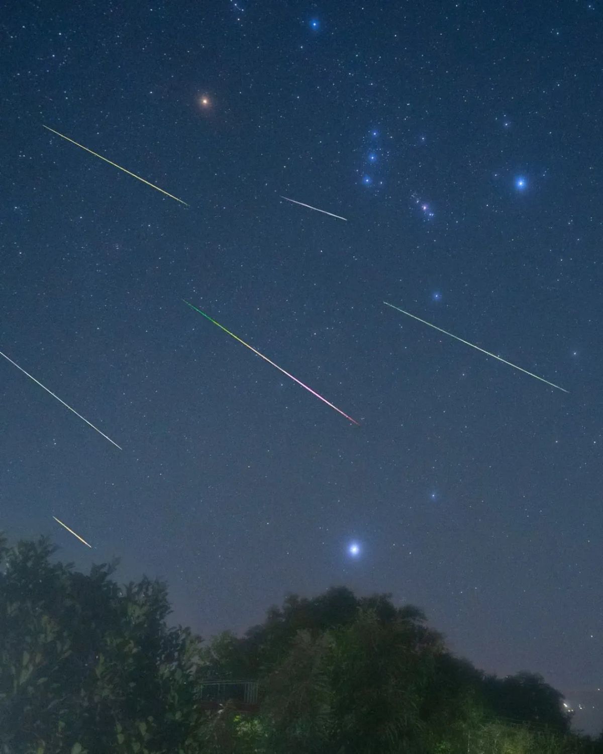 Rój meteorów Eta Akwarydy 2026 – co to jest, kiedy patrzeć w niebo i co na nim zobaczysz?