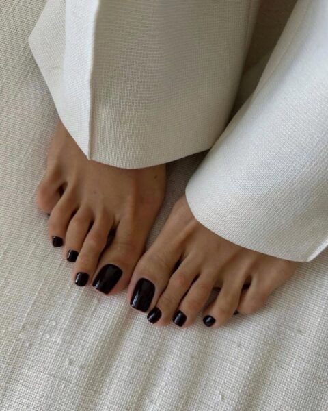 Włoski pedicure – na czym polega trend italian pedicure i jak wysmukla paznokcie stóp?