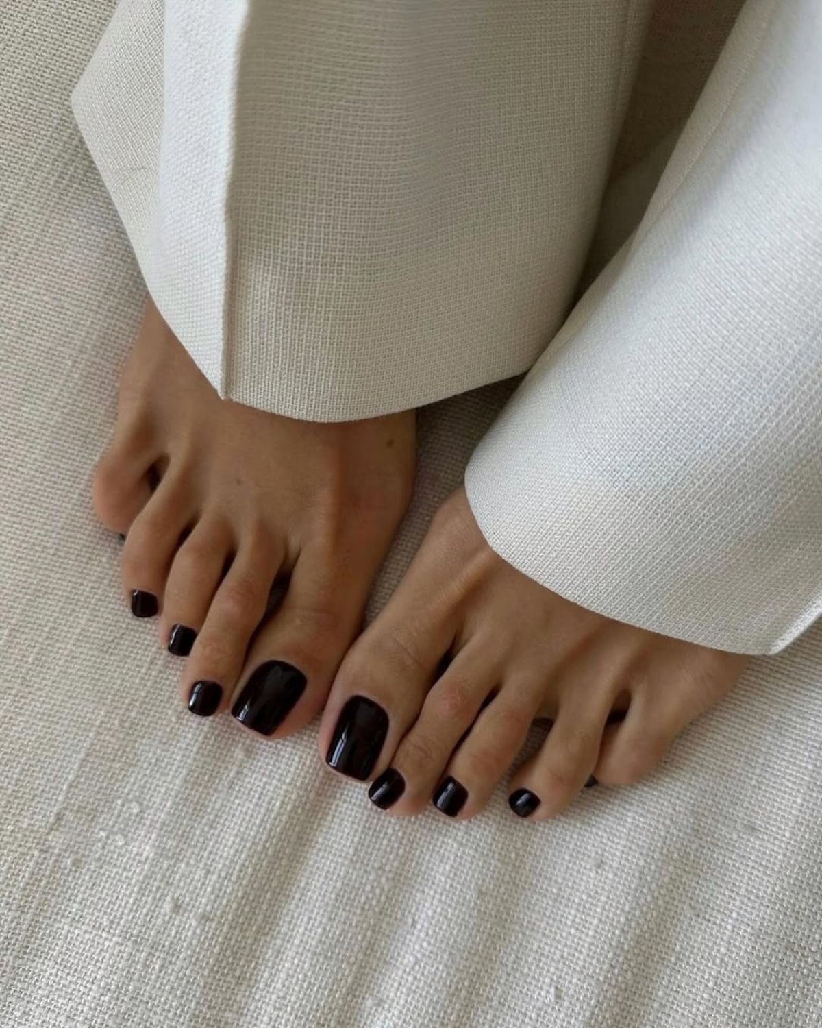 Włoski pedicure – na czym polega trend italian pedicure i jak wysmukla paznokcie stóp?