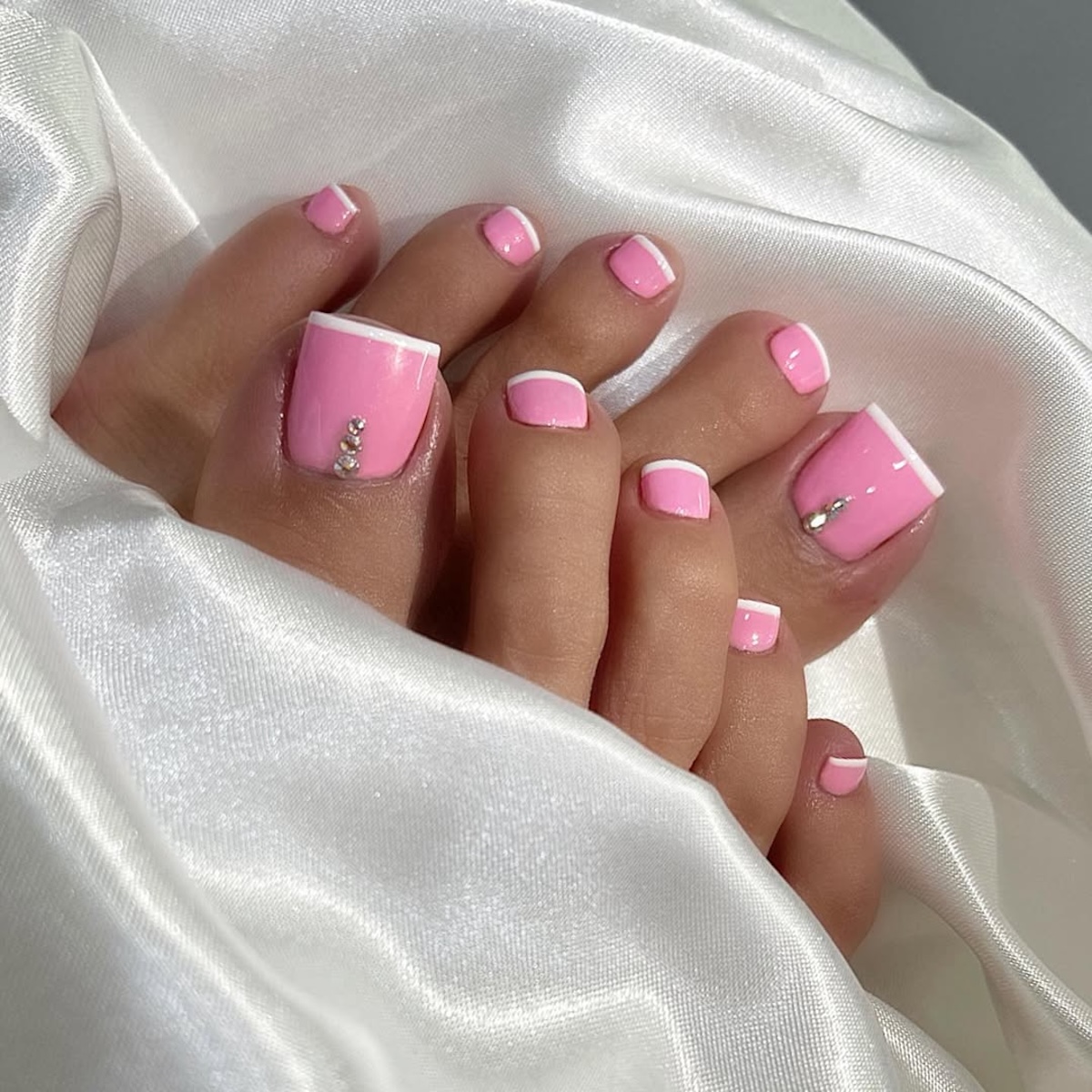 Niemodny pedicure wciąż kusi w salonach. Zobacz 5 stylizacji, których lepiej unikać latem 2026