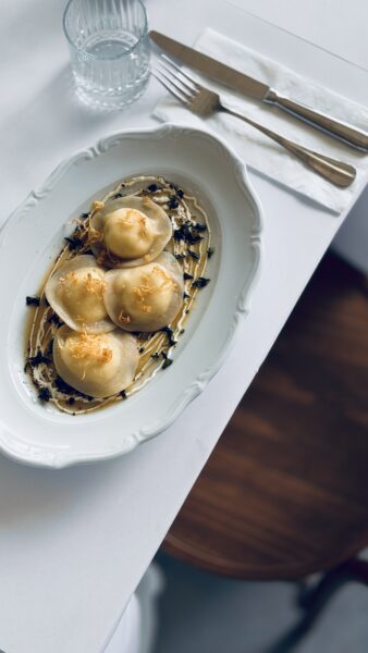 Tu zjesz najlepsze polskie pierogi i mielonego. Nowy lokal przy ulicy Wroniej w Warszawie reinterpretuje klasyki z polskiej wsi