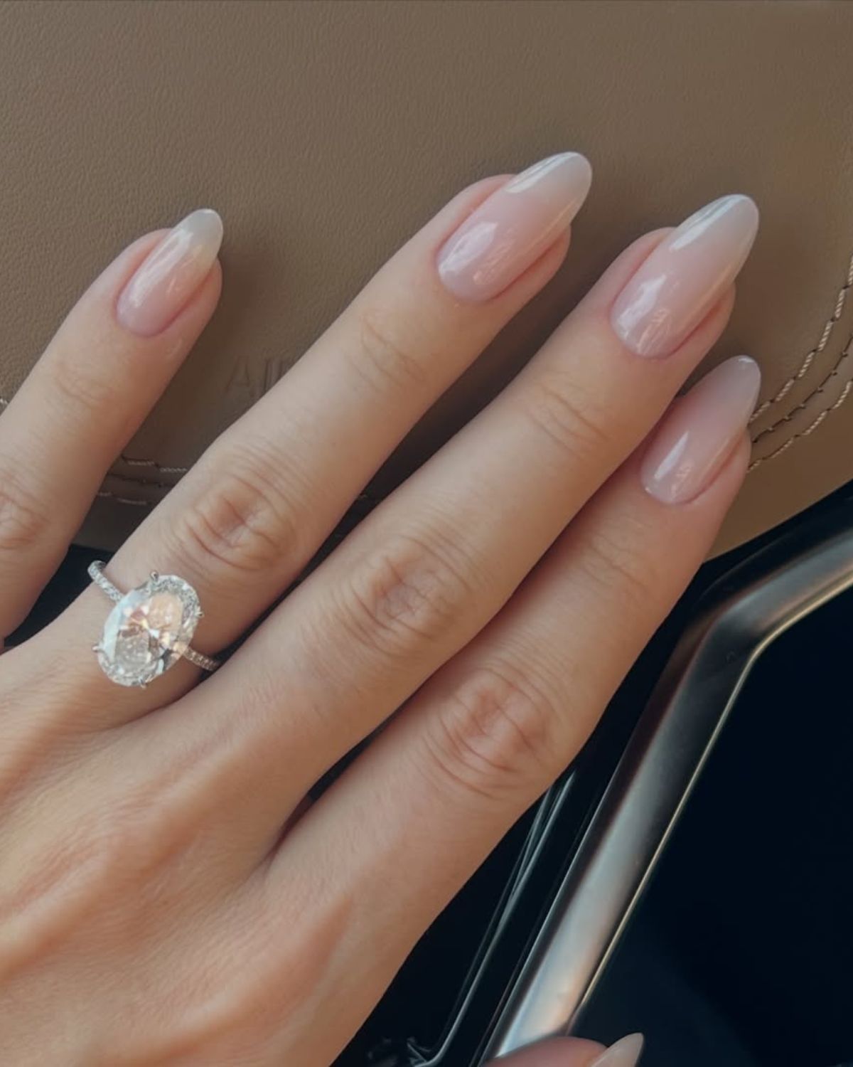 Zapomnij o odroście na paznokciach! Ten manicure wygląda jak świeżo zrobiony choćby po miesiącu