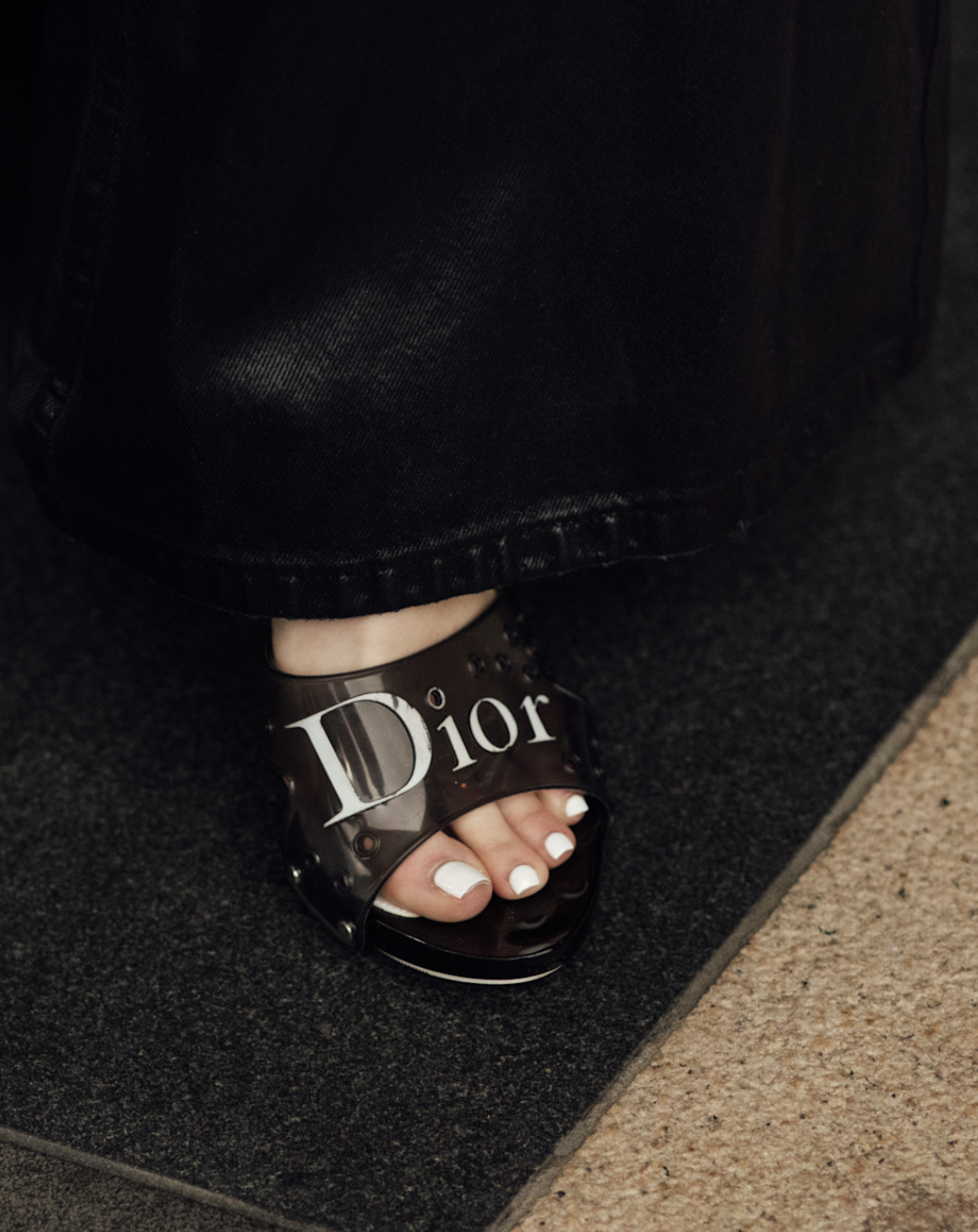 Stopy na pierwszym planie. Trend „sandal season ready” podbija beauty rutyny
