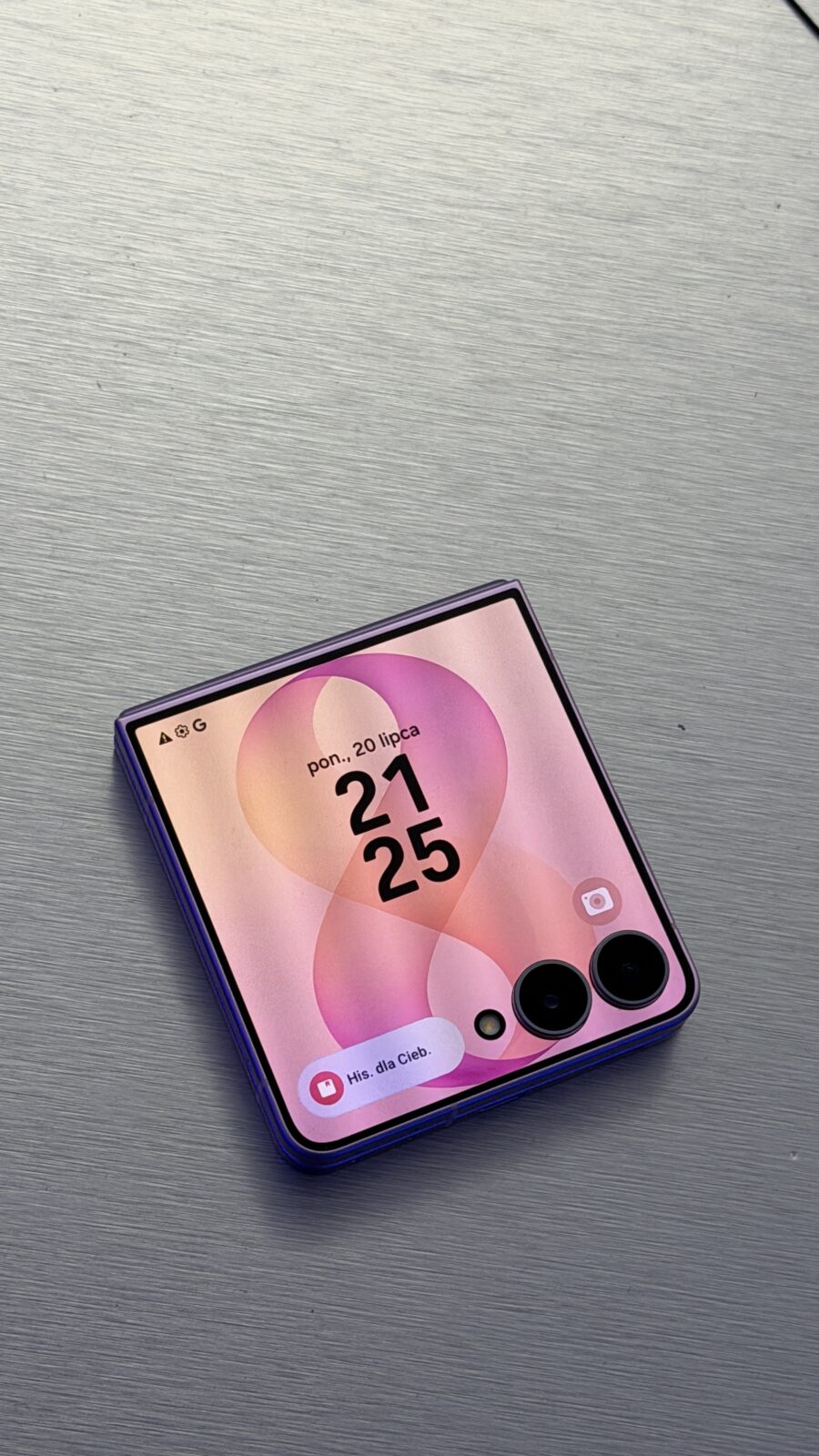 Jeden do pracy, drugi do rolek, trzeci mieści się w małej kieszeni. Przetestowaliśmy nowe smartfony Samsunga