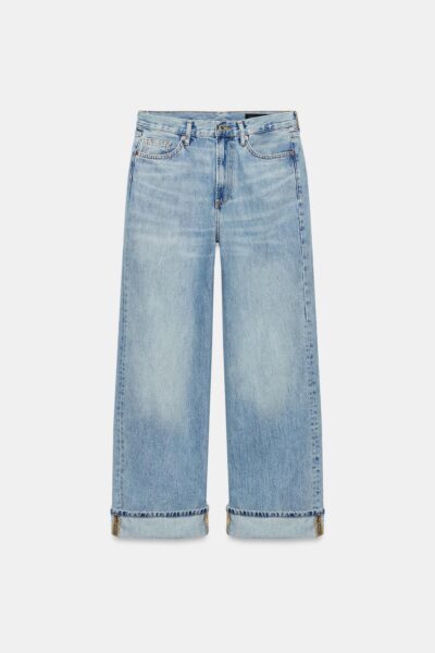 Zdjęcie produktowe jasnoniebieskich jeansów Zara o kroju baggy i średnim stanie. Spodnie mają szerokie, proste nogawki zakończone wywiniętymi mankietami. Klasyczne kieszenie, szlufki i delikatnie sprany denim podkreślają ich swobodny styl.